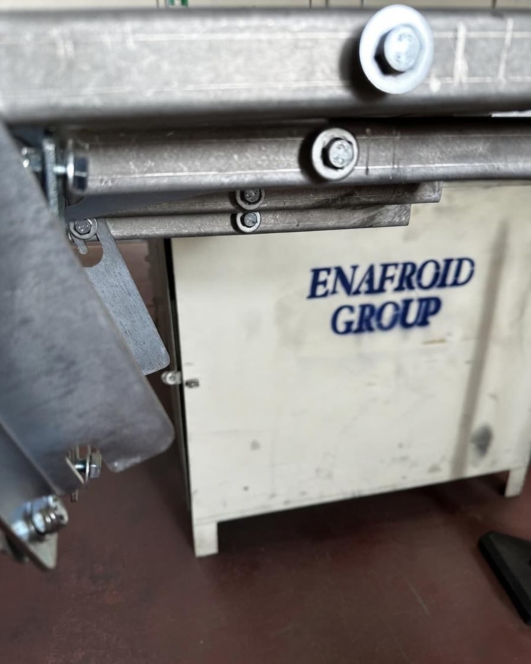 Componente in lamiera zincata con logo Enafroid Group