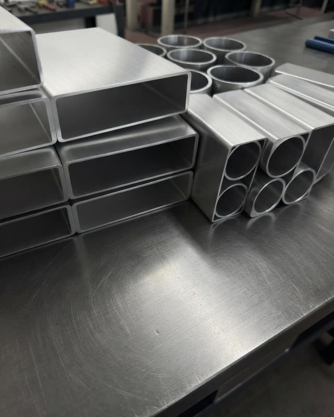 Profilati e tubolari in acciaio inox pronti per la lavorazione