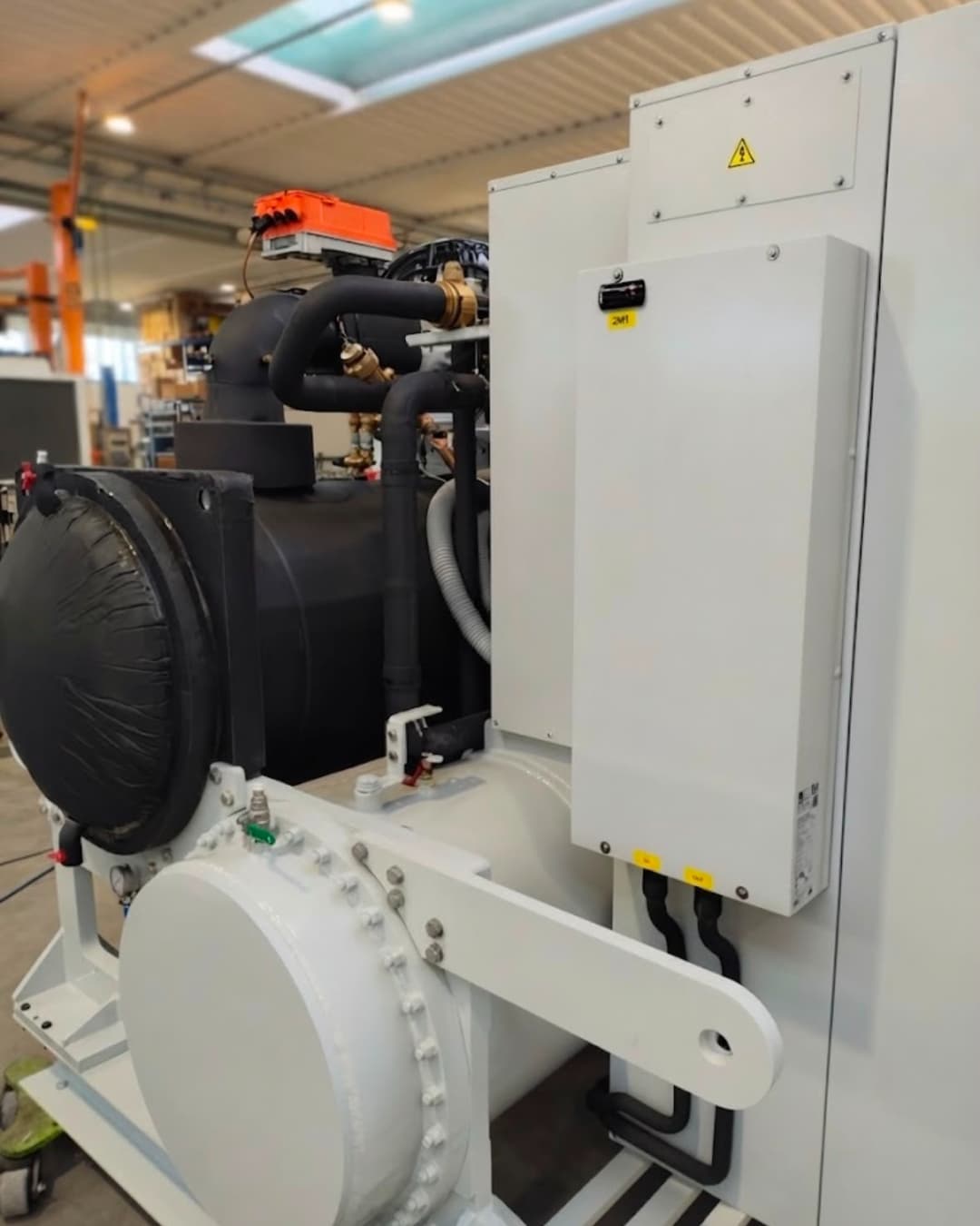 Dettaglio compressore e quadro elettrico del chiller