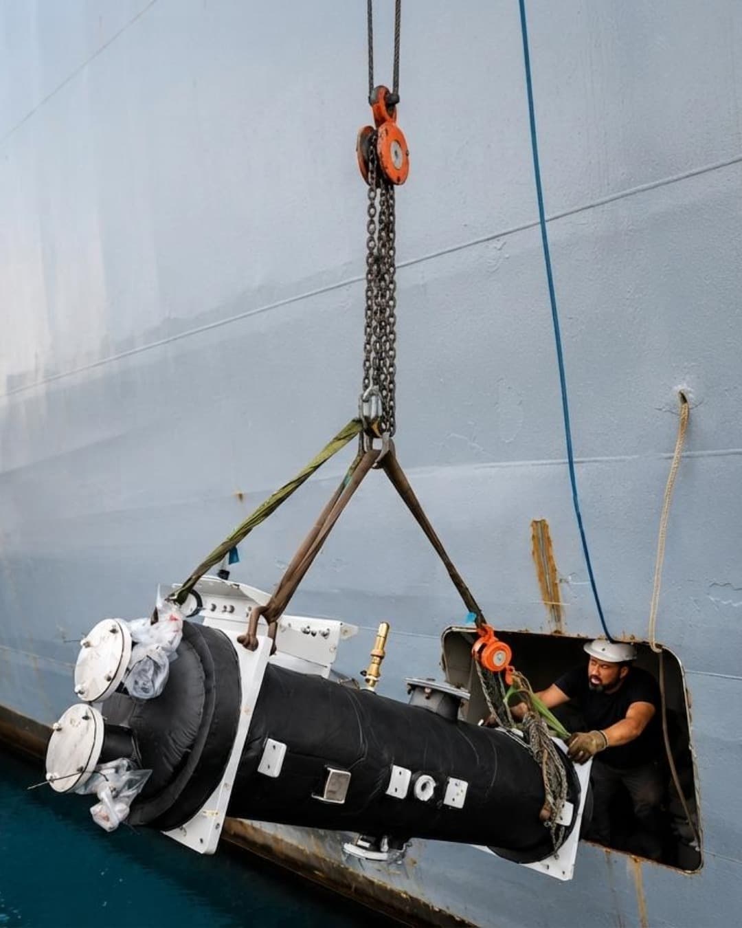 Installazione di un componente a bordo nave tramite paranco